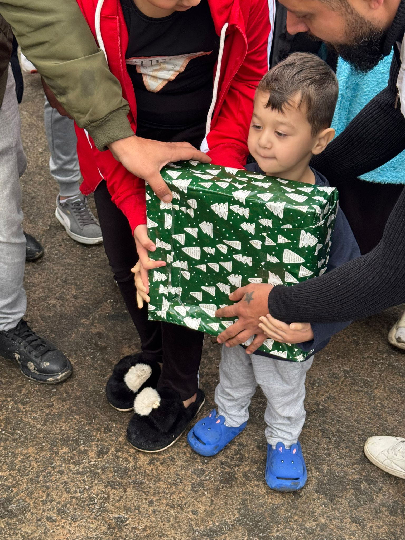 Copil fericit cu cutie MyShoeBox